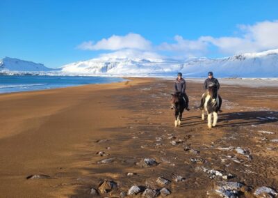 Winter Retreat Stori Kambur Riding the beach in winter